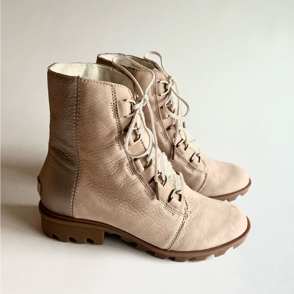 Sorel Cream Suede Cream Gold Leather Lace Up White Fur Trim Ankle Boots size 9